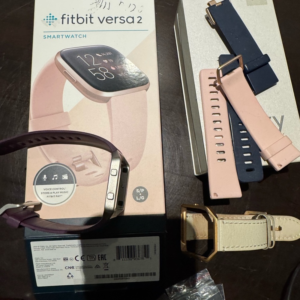 Fitbit Versa Rose Colored - Picture 3 of 3